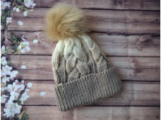 Czapka „Karmelowa Chmurka” z pomponem – ręcznie robiona