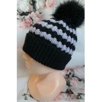 Czapka „Szach i Puch” z pomponem – ręcznie robiona