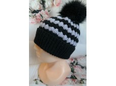Czapka „Szach i Puch” z pomponem – ręcznie robiona