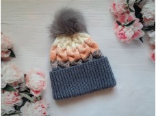 Czapka „Brzoskwiniowy Puch” – ręcznie robiona, z pomponem z futra sztucznego