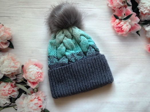 Miętowo-turkusowa czapka z pomponem i warkoczowym splotem – ręcznie robiona Miętowo-turkusowa czapka z pomponem i warkoczowym splotem – ręcznie robiona
