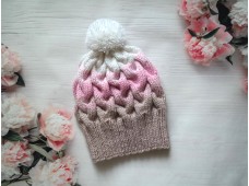 Czapka „Różowa Mgiełka" – ręcznie robiona, z pomponem
