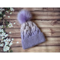 Lawendowa czapka zimowa z warkoczowym splotem i puszystym pomponem