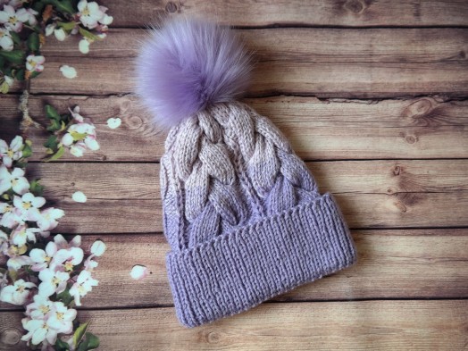 Lawendowa czapka zimowa z pomponem i warkoczowym splotem
